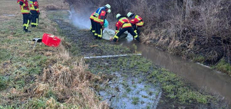 ABC Öl in Gewässer durch Umgestürzten LKW