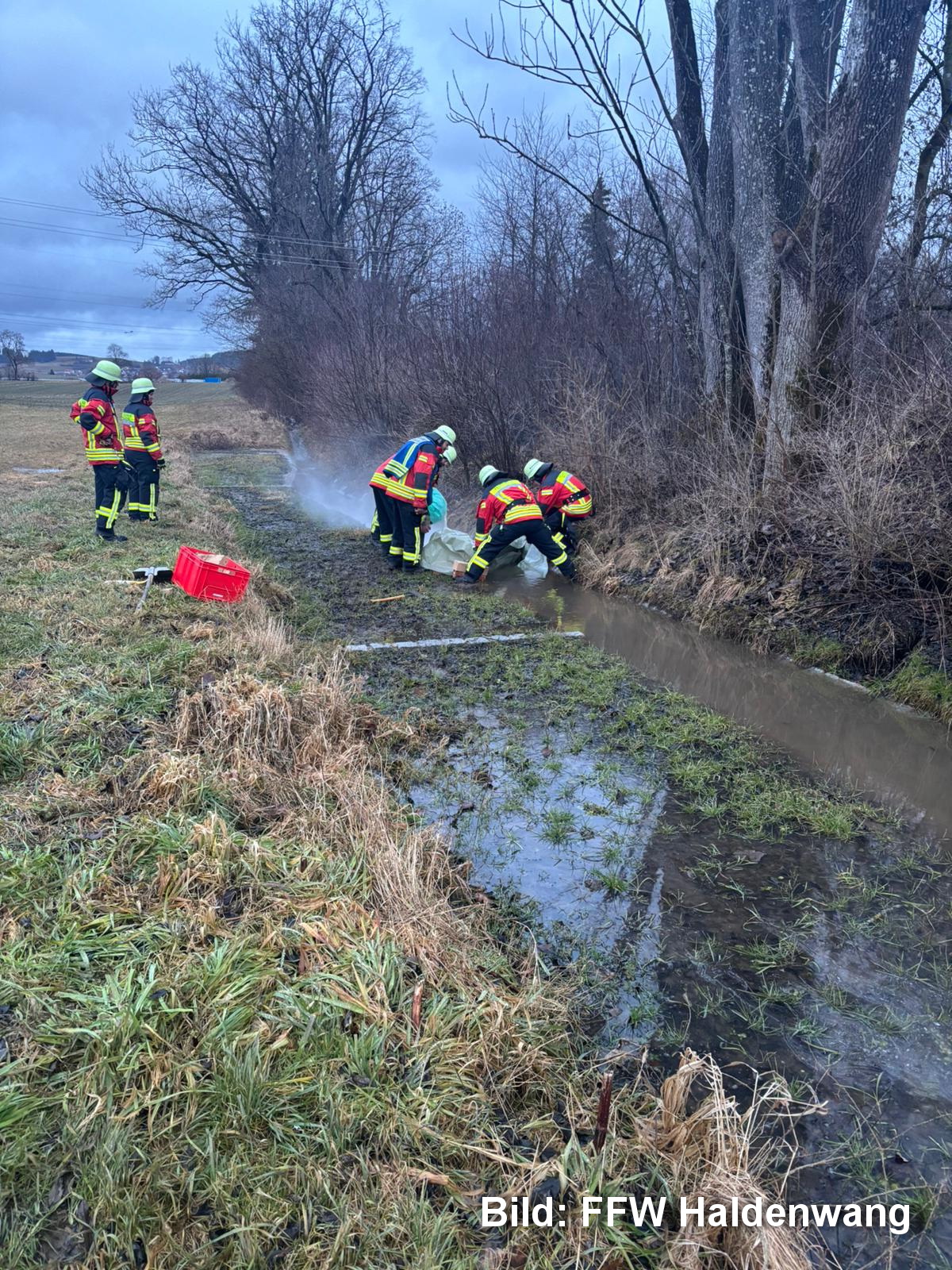 ABC Öl in Gewässer durch Umgestürzten LKW